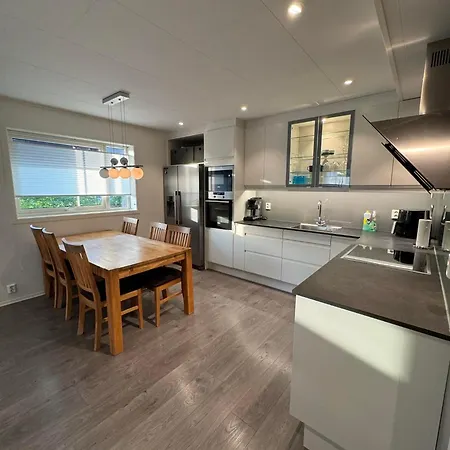 Selveier Leilighet, Parkering Med El-bil Ladder